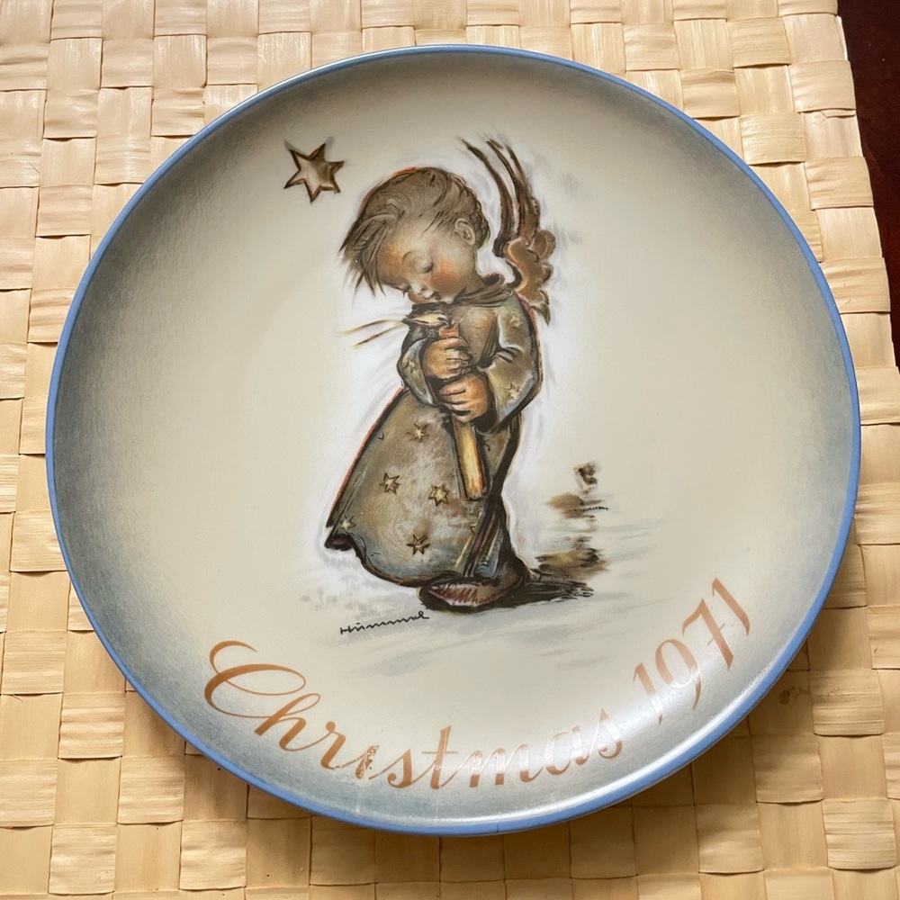Berta Hummel Collectible Christmas 1971 Plate Adorable Angel Blowing candle
